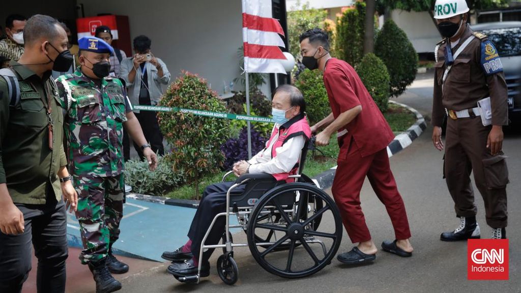 FOTO: Penampakan Surya Darmadi Lemas di Kursi Roda